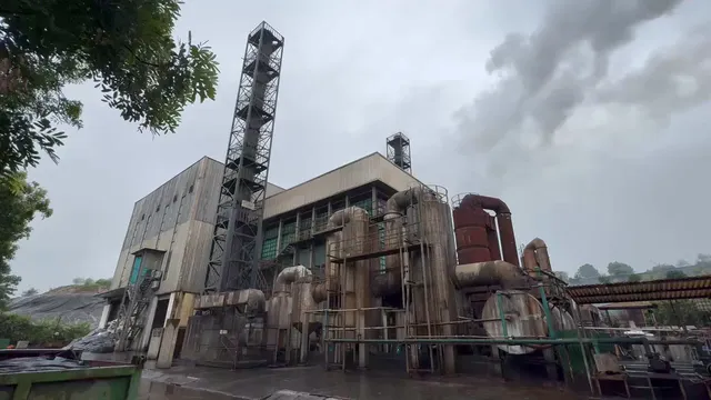 Horizontal video: Industrial factory emitting smoke on cloudy day 28827683. Duration: 16 seconds. Resolution: 1920x1080