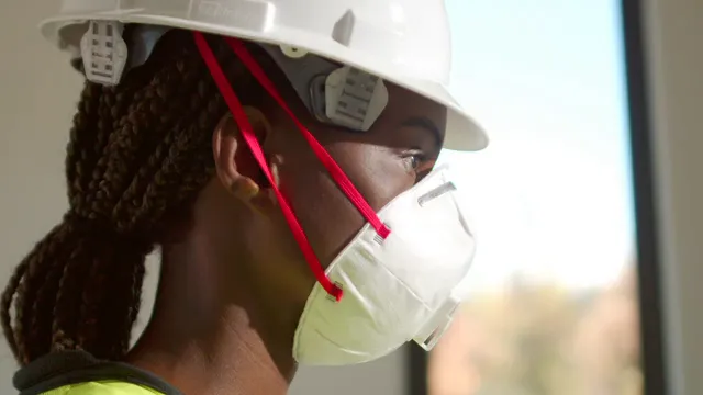 Horizontal video: Woman in white hardhat and mask 8488270. Duration: 10 seconds. Resolution: 3840x2160