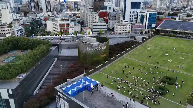 Horizontal video: Vibrant aerial cityscape with busy park 28834192. Duration: 48 seconds. Resolution: 1920x1080