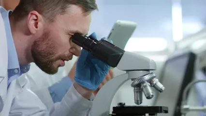 Horizontal video: Scientist looking through a microscope while having a discussion with her colleague 3196600. Duration: 15 seconds. Resolution: 3840x2160