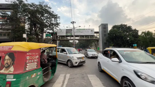Horizontal video: Busy bengaluru street with auto rickshaws and cars 28891291. Duration: 5 seconds. Resolution: 3840x2160