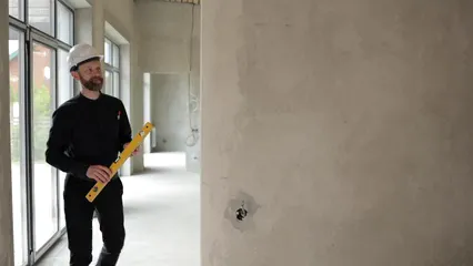 Horizontal video: Engineer measuring the spirit level of the wall 8482303. Duration: 17 seconds. Resolution: 1920x1080