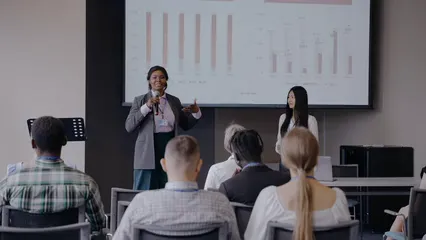 Horizontal video: Woman talking at a business conference 8716582. Duration: 20 seconds. Resolution: 3840x2160