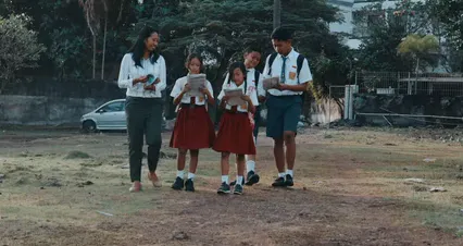 Horizontal video: Teacher and schoolchildren on a field trip 12724045. Duration: 38 seconds. Resolution: 4096x2160