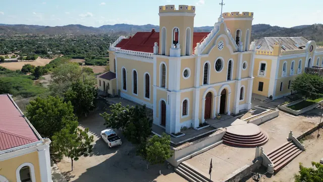 Horizontal video: Aerial view of historic colonial church 28751286. Duration: 7 seconds. Resolution: 2688x1512